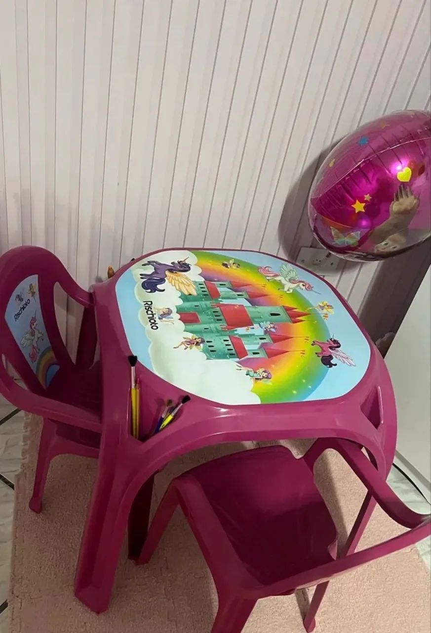 Mesa infantil com 2 cadeiras 