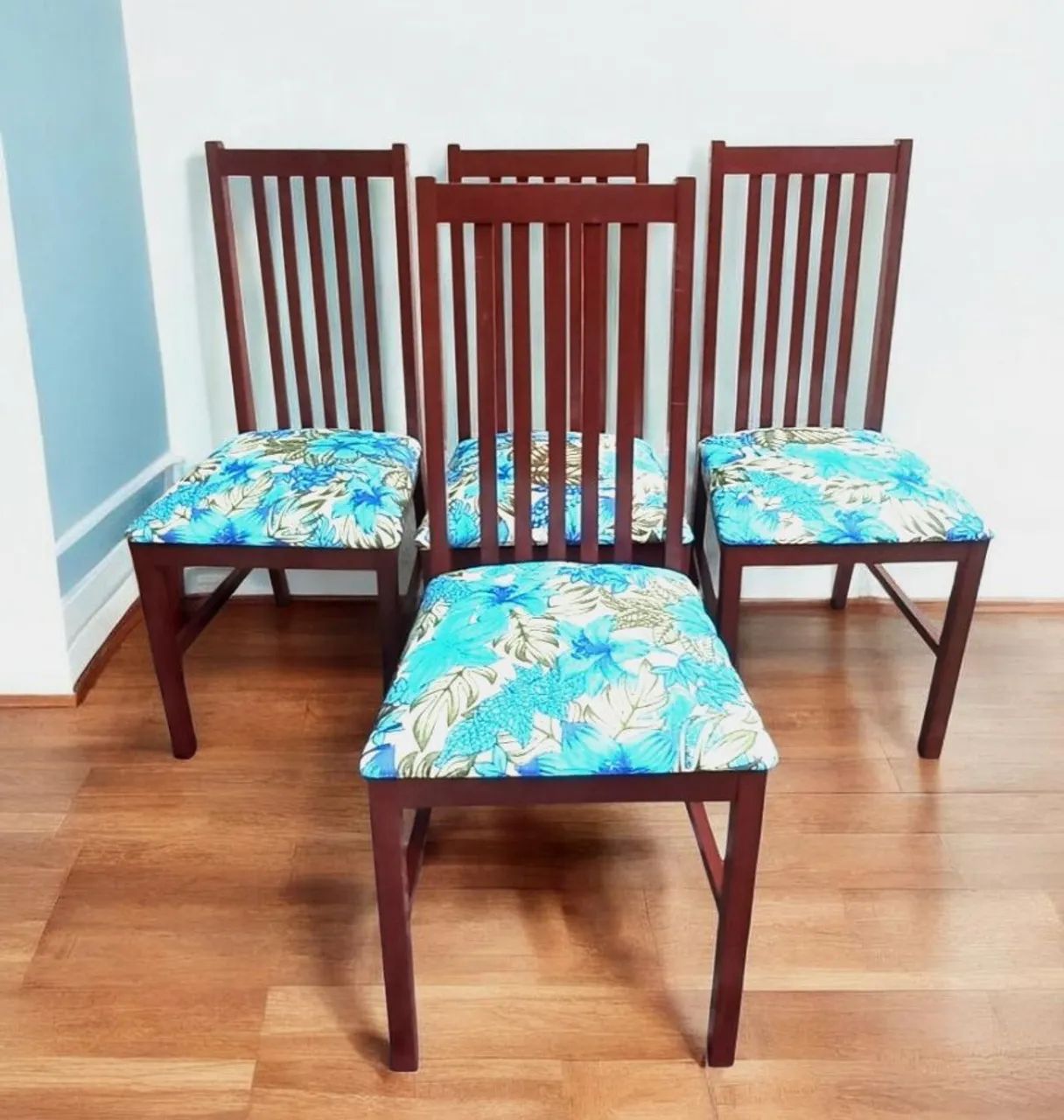 Conjunto de mesa de Jantar em Madeira Macom quatro cadeiras - Foto 4