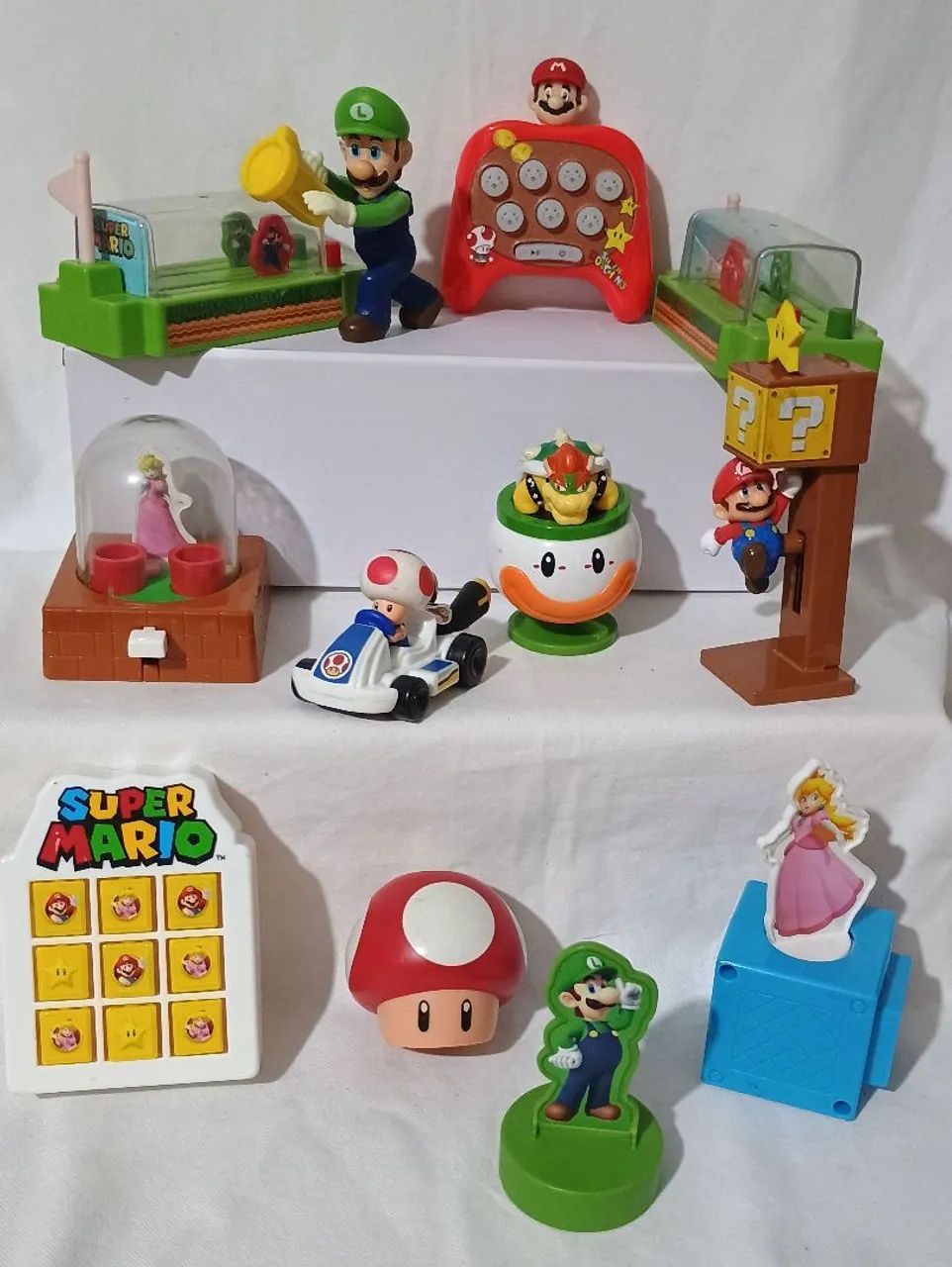 Lote com 12 miniaturas dos personagens do Super Mário 