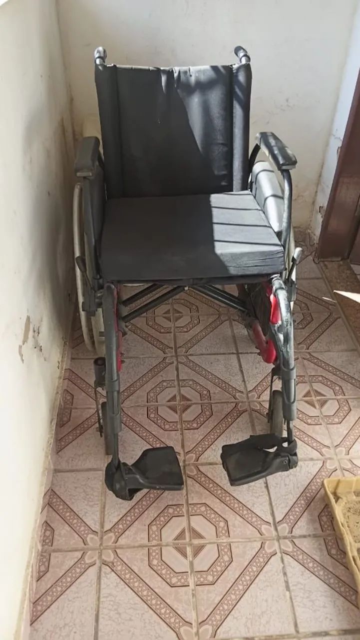 Vendo Cadeira de rodas - Foto 2