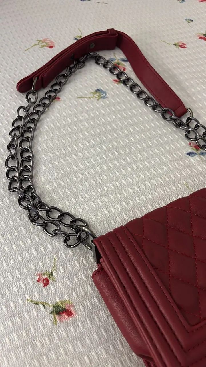 Bolsa matelassê vinho com corrente, nova, nunca usada - Foto 3