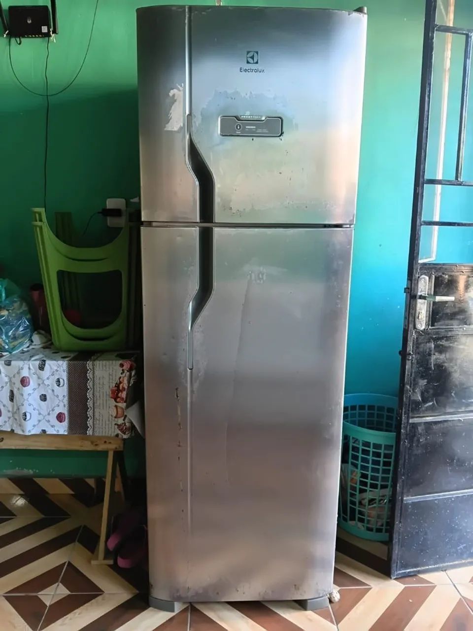 GELADEIRA COM DEFEITO 
