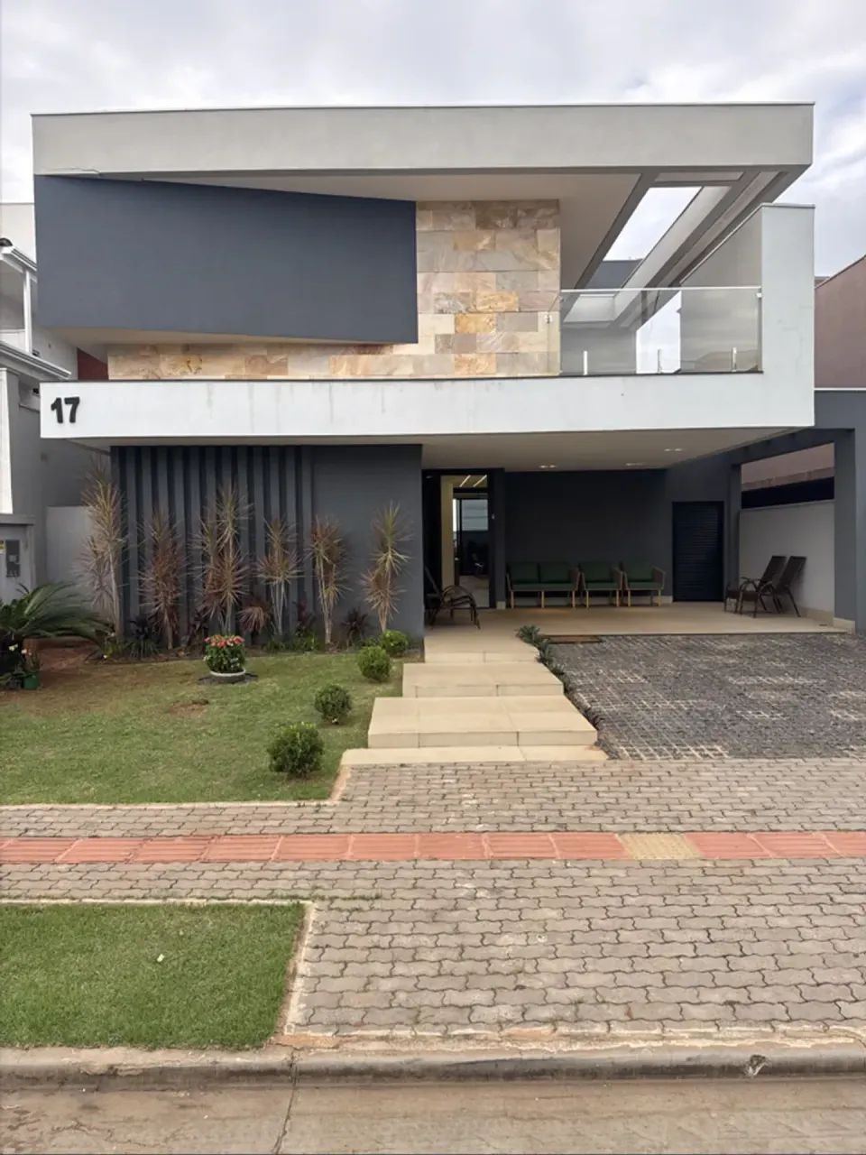 Imponente sobrado a venda no Res. Alphaville II