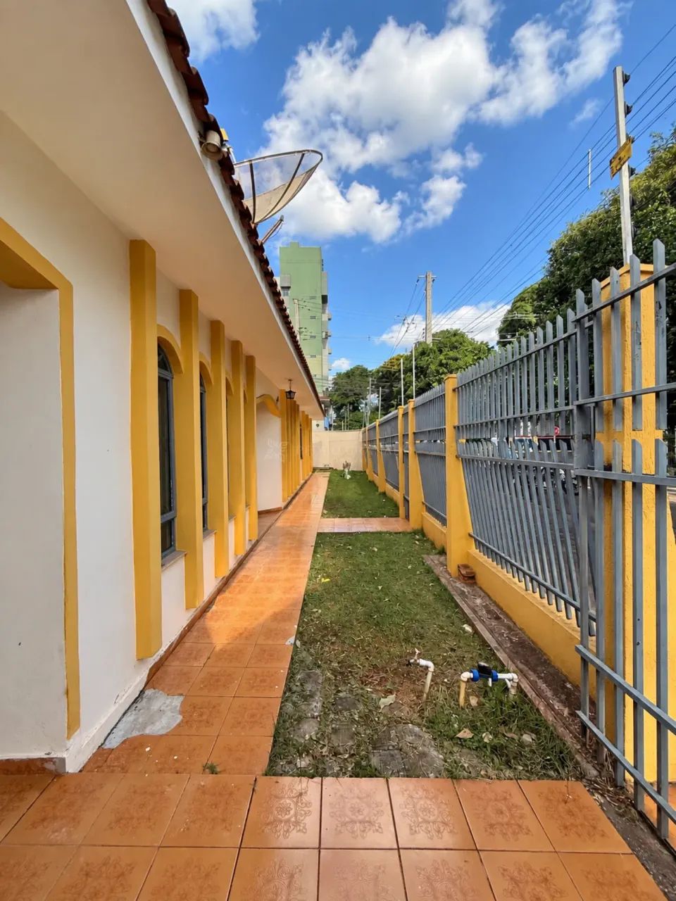 Casa de esquina com 3 quartos, suíte e amplo espaço externo - Zona 07 - UEM | Maringá - Foto 3