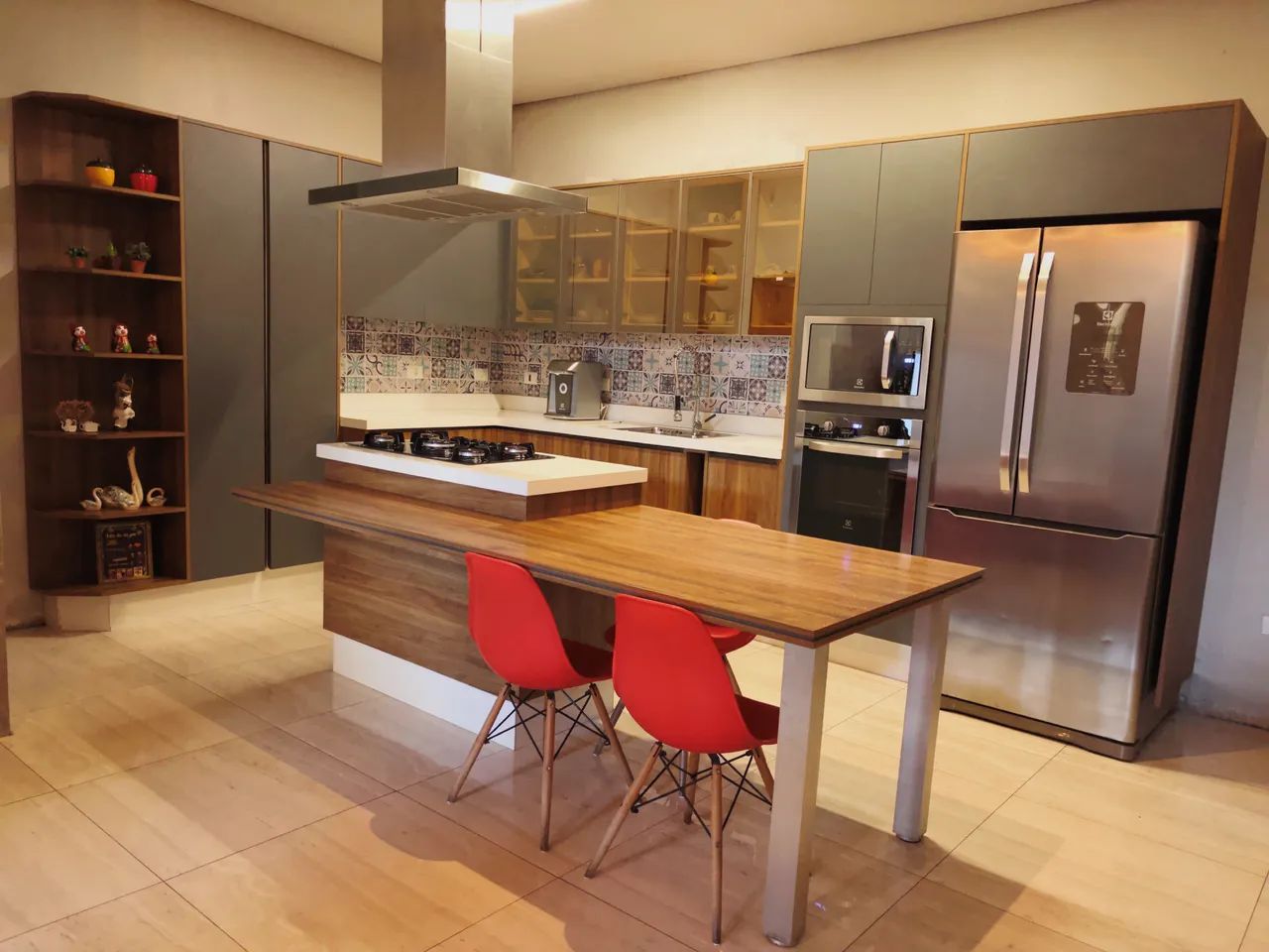 Cozinha Planejada Completa em MDF com Ilha e Mesa Integrada - Foto 2