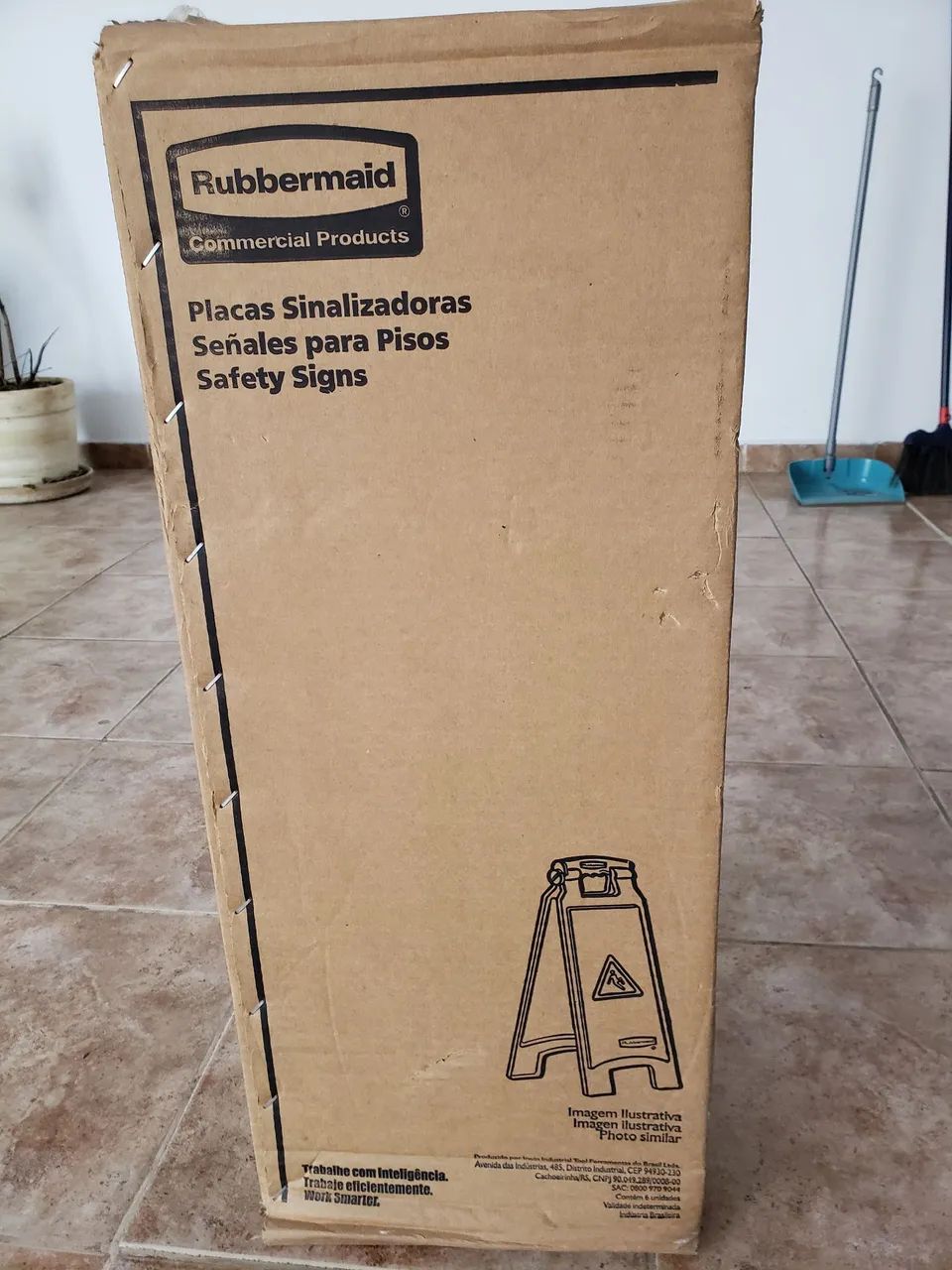 Placa sinalizadora Piso Molhado Rubbermaid - Foto 2