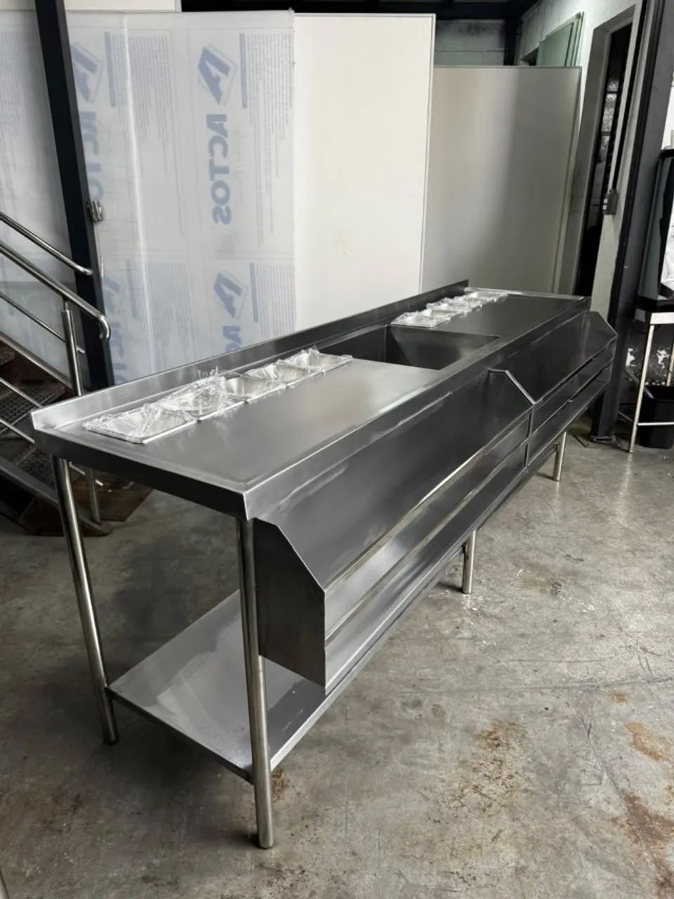 Bancada 100% inox para bares com suporte para drinks e condimentadora sob medida SA - Foto 2
