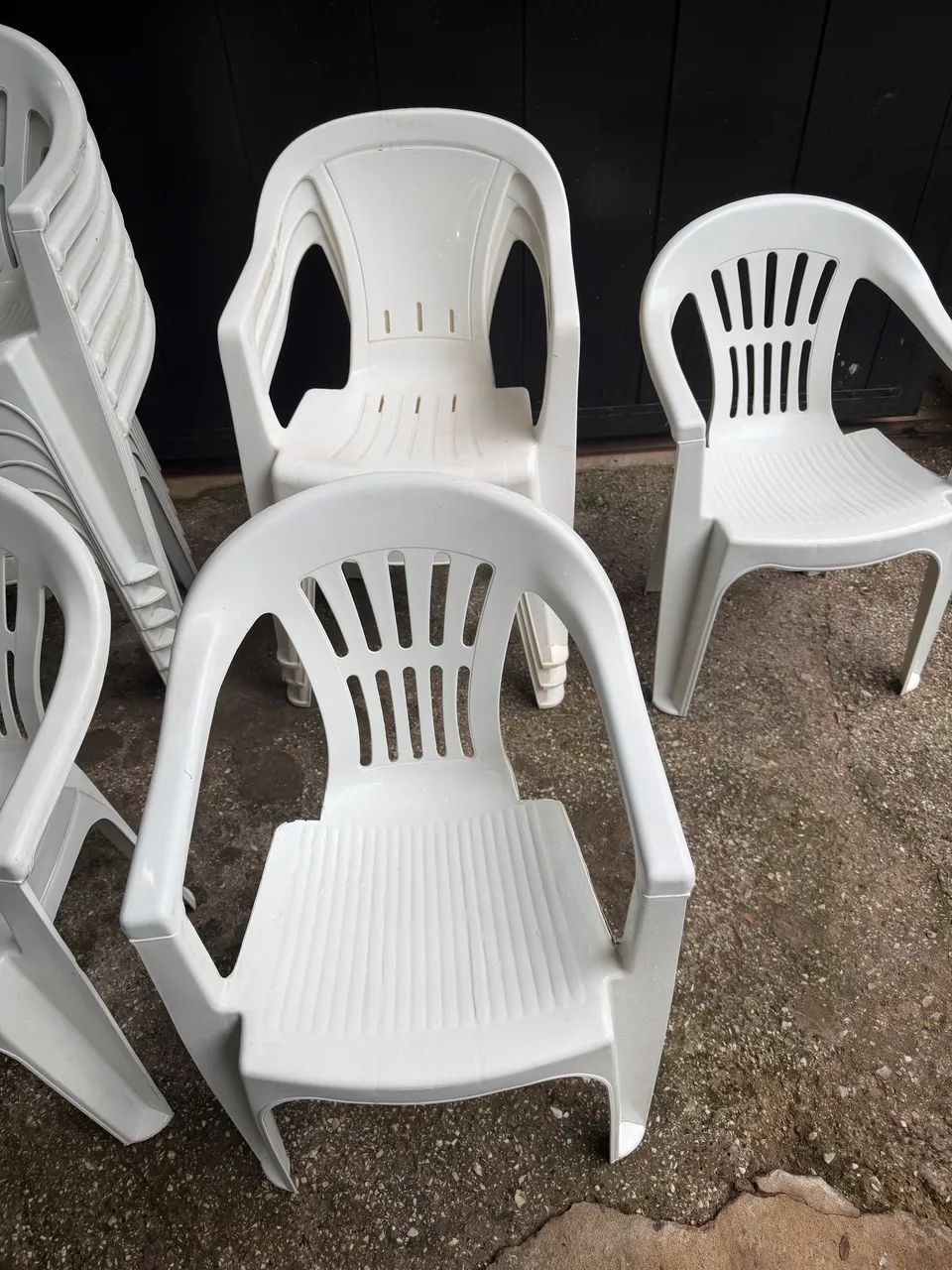 Cadeira de plastico branca com encosto de braço - Foto 3