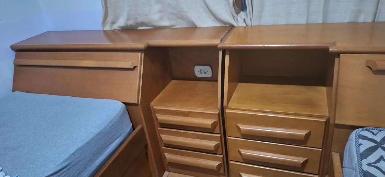 Duas camas de solteiro de madeira maciça, com baú e cama auxiliar  - Foto 2