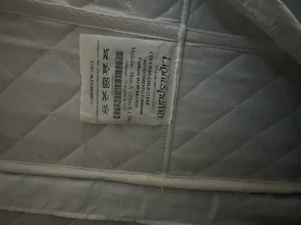 cama de casal com colchão e cabeceira estofada