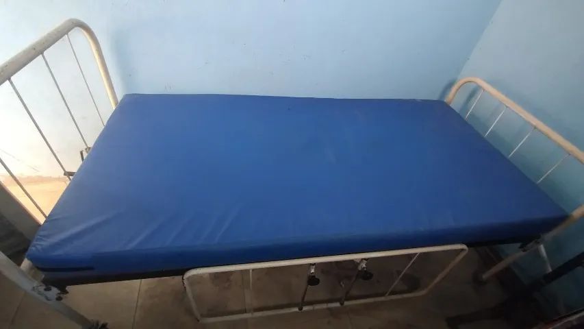 Cama hospitalar com colchão e cadeira de rodas  - Foto 2