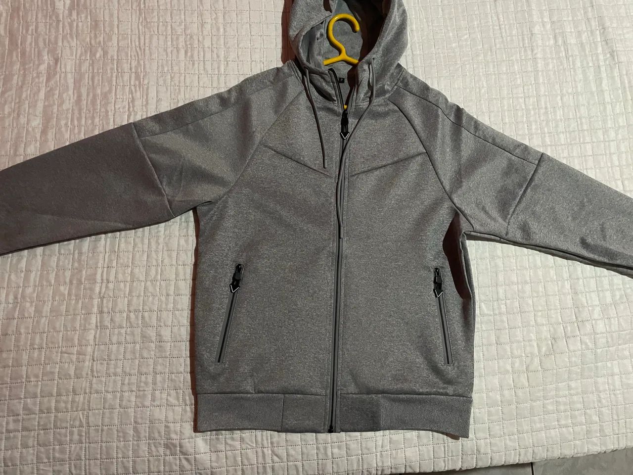 Moletom cinza com capuz do modelo Tech Fleece - Foto 2