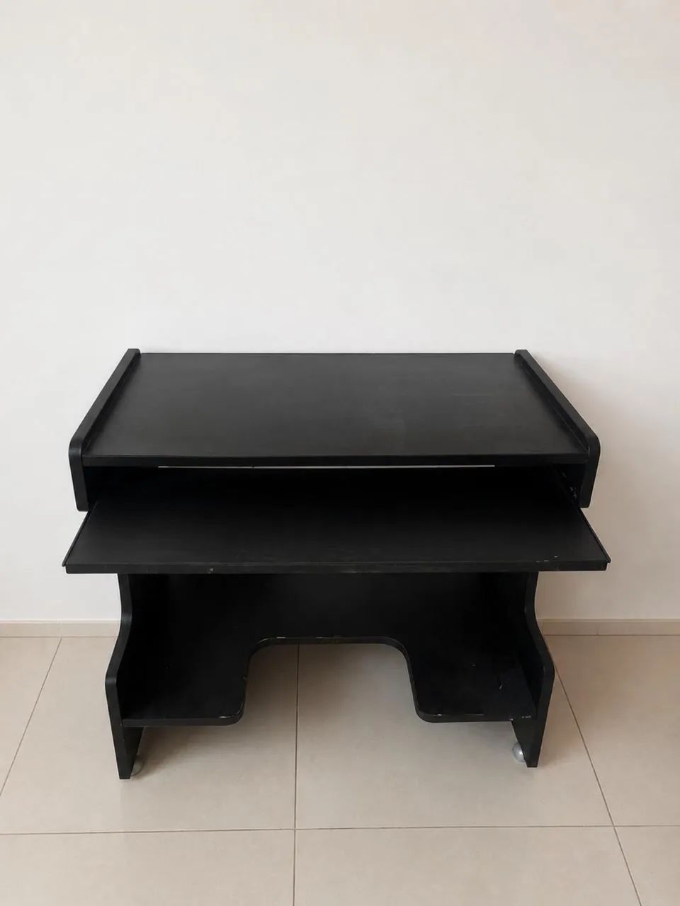 Escrivaninha pra vender logo. 