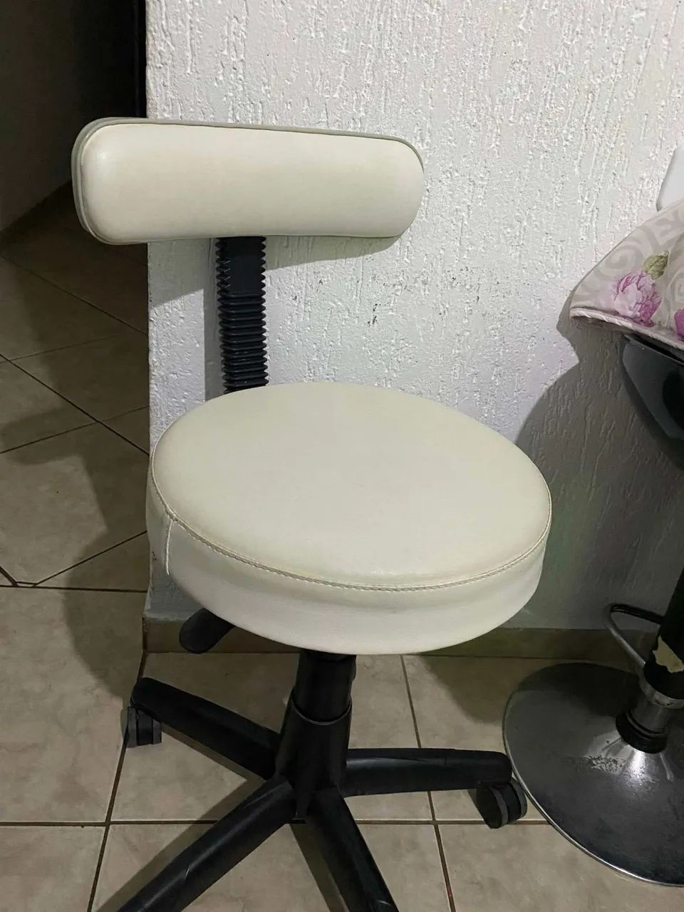 Cadeira branca com encosto 