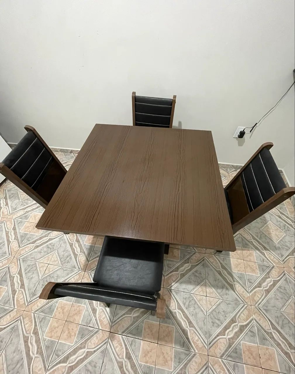 Mesa com 04 cadeiras 