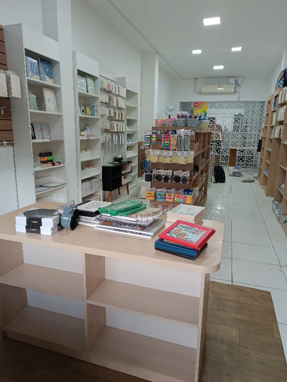 MÓVEIS E EXPOSITORES PARA PAPELARIA OU LOJA COMERCIAL - Foto 2