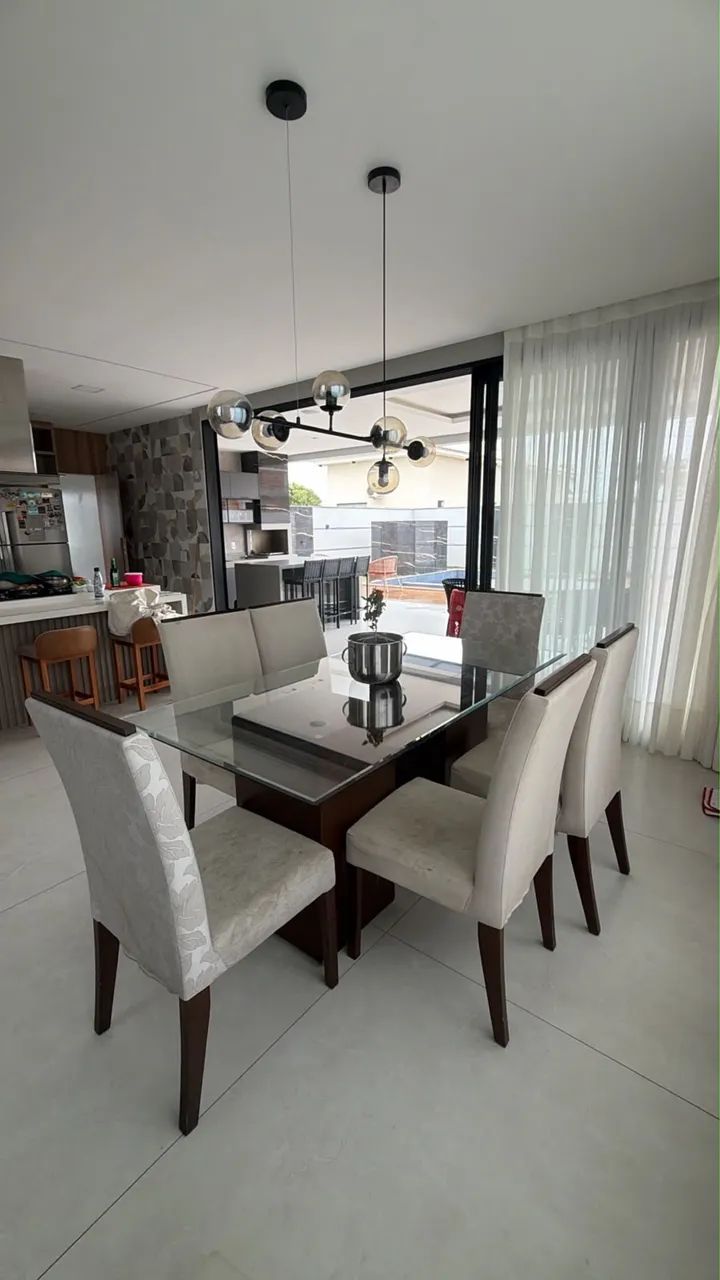 Mesa de jantar de madeira
