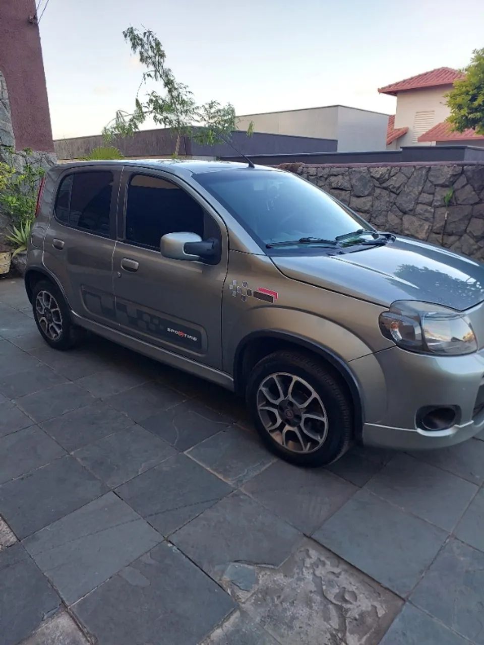 Fiat Uno Sporting 1.4 EVO Fire Flex 8V 4P 2012