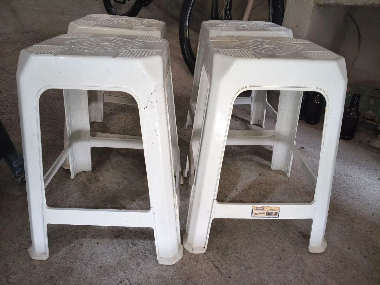 Vende-se 4 banquetas de plástico branca  em excelente estado. - Foto 2