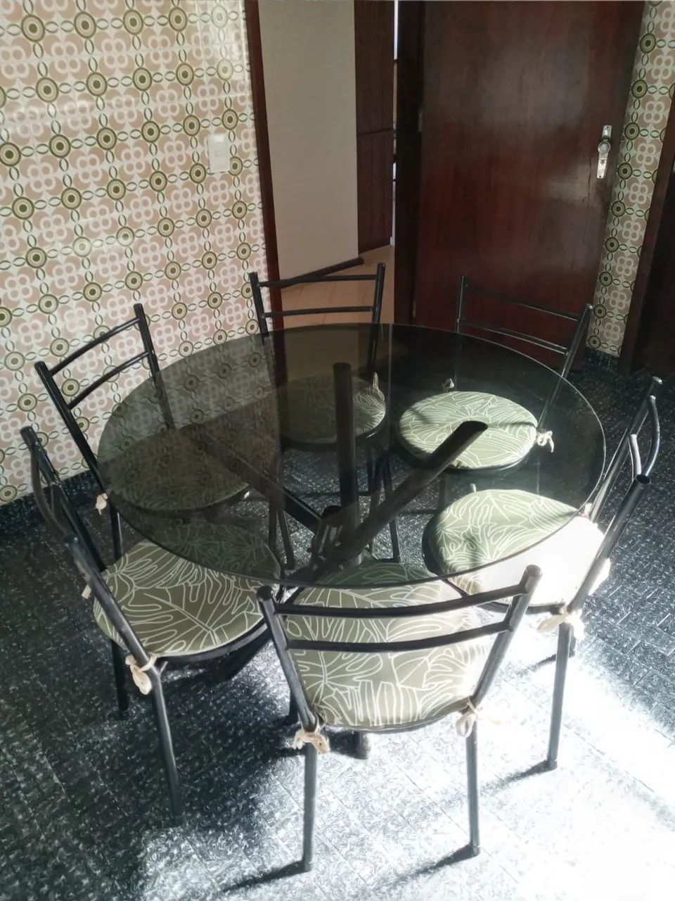 Mesa redonda de vidro com 6 cadeiras estrutura tubular