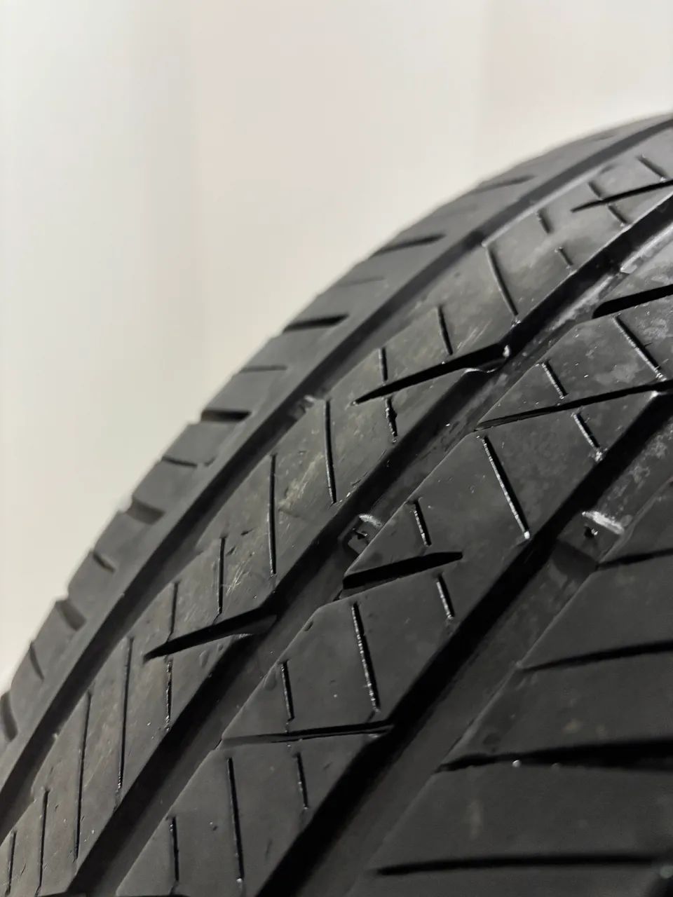 JOGO DE PNEUS SEMINOVOS 225/45 R17 - ÓTIMO ESTADO! - Foto 4