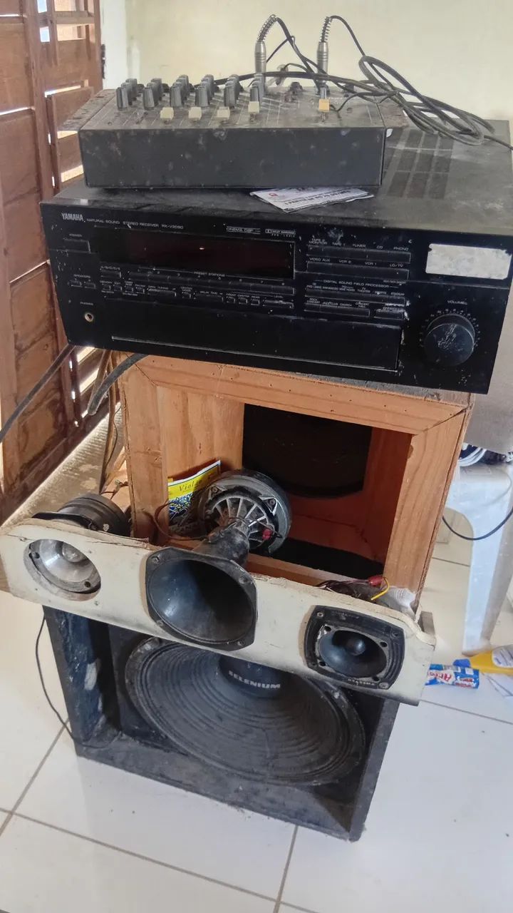 Caixa de som com mesa e amplificador