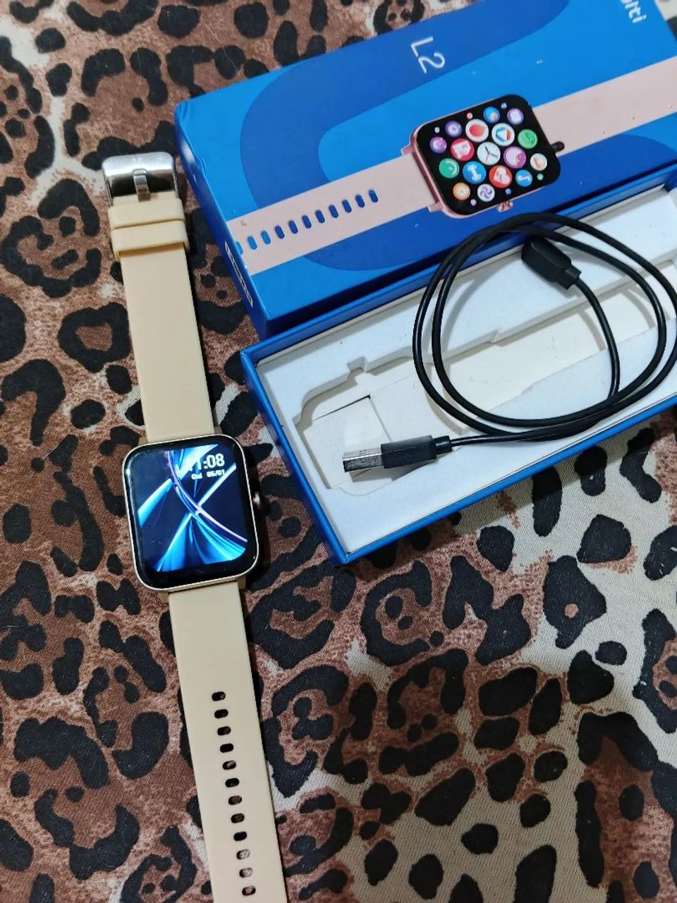 smartwatch Multi L2 Rosé (WR203) com caixa retangular e pulseira em tom bege/rosé - Foto 2