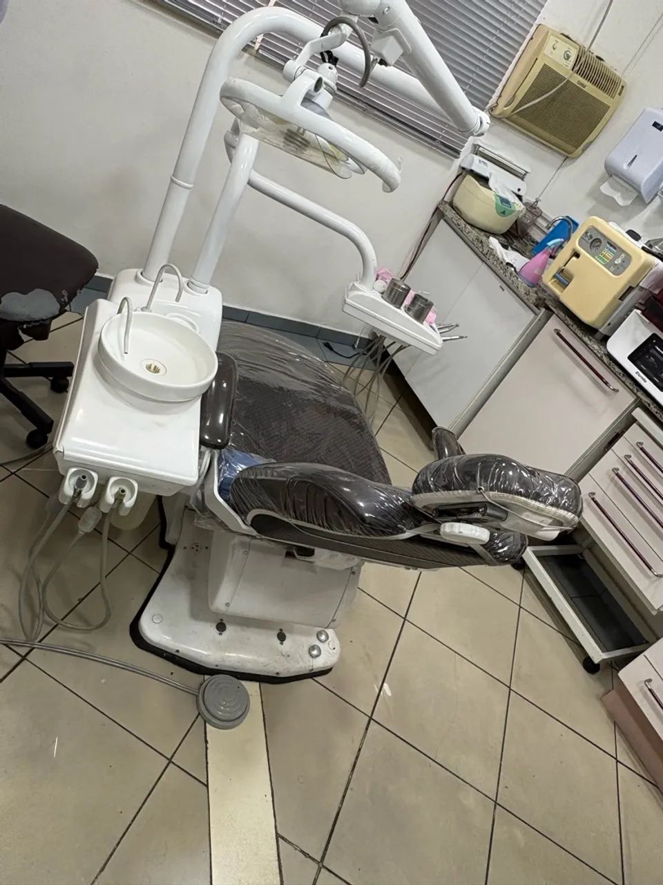 Cadeira Odontológica Completa com Equipo + Refletor + Cuspideira - Foto 4