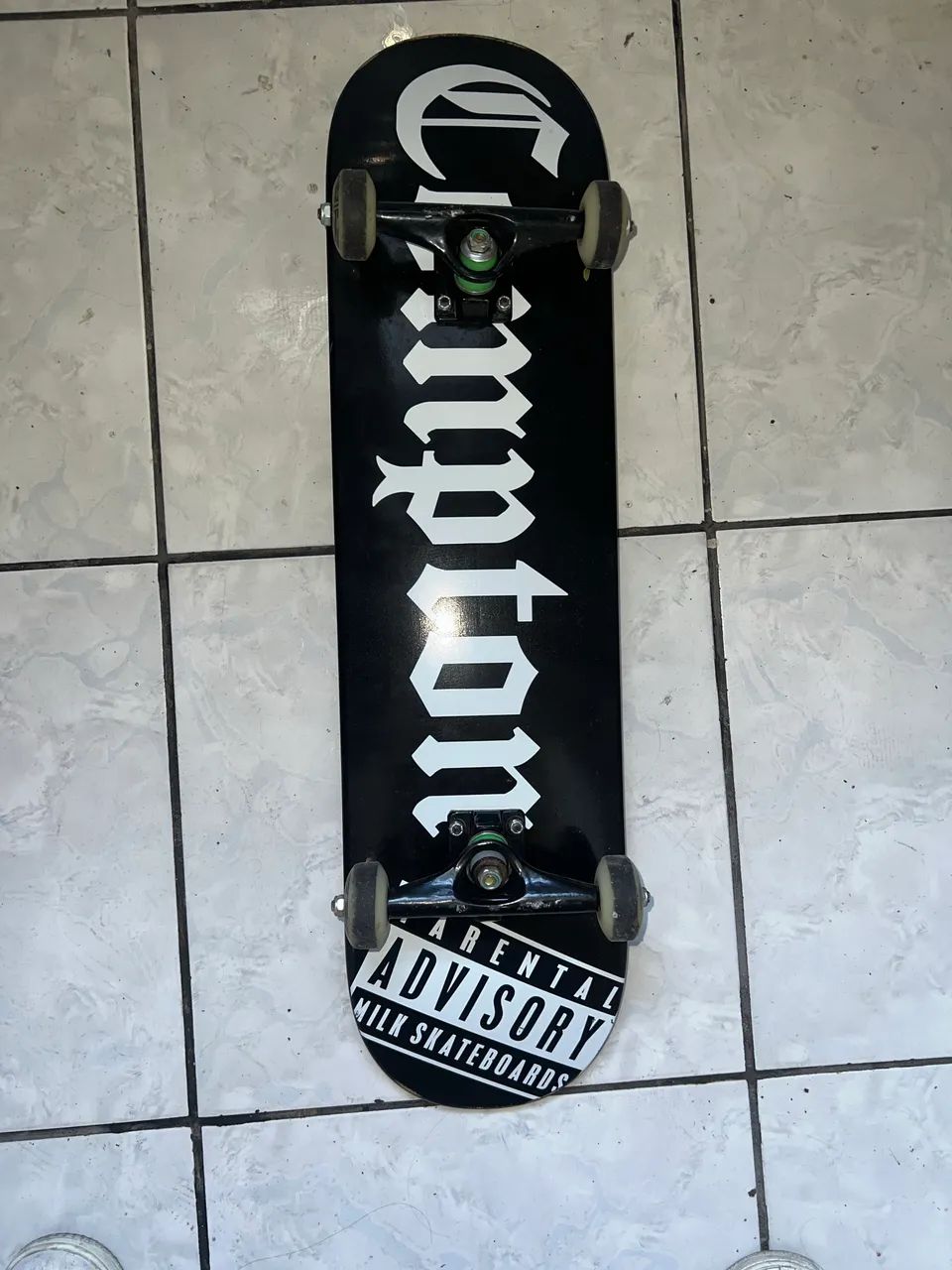 Skate profissional com shape de Maple da Compton