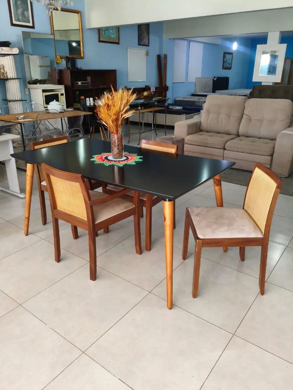 Mesa De madeira com 4 cadeiras  - Foto 2