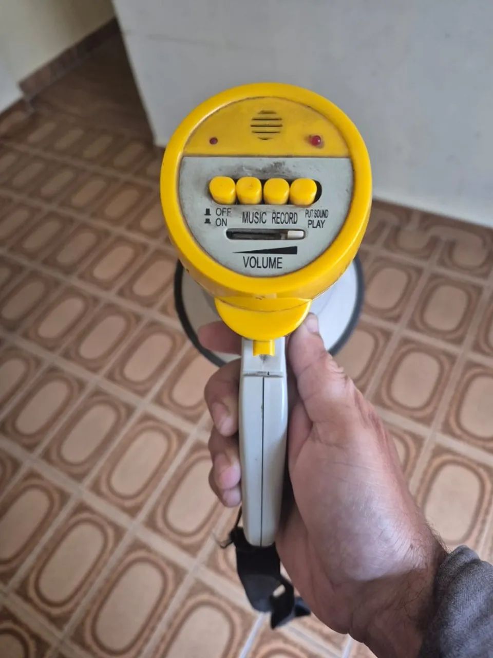Megafone portátil com sirene musical e gravador - Foto 2