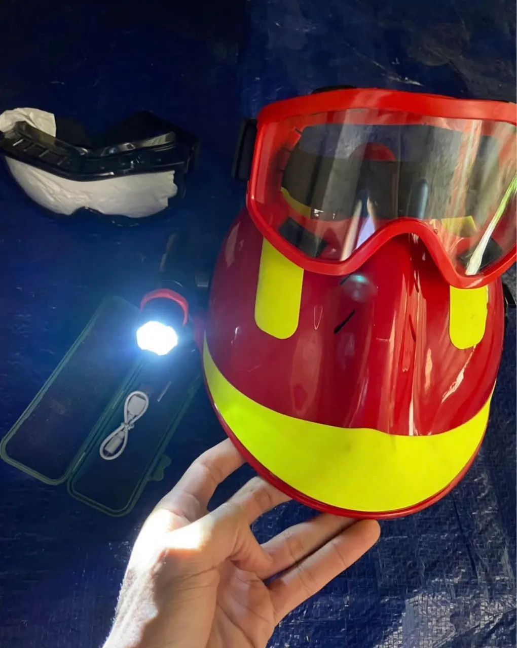 Capacete de bombeiro com óculos de proteção e lanterna - Foto 5
