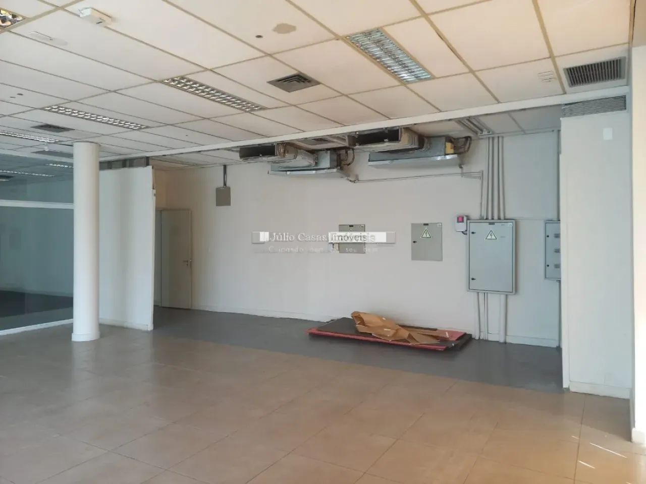 Salão Comercial para alugar com 677m² de área construída, 30 vagas de estacionamento e ent - Foto 5
