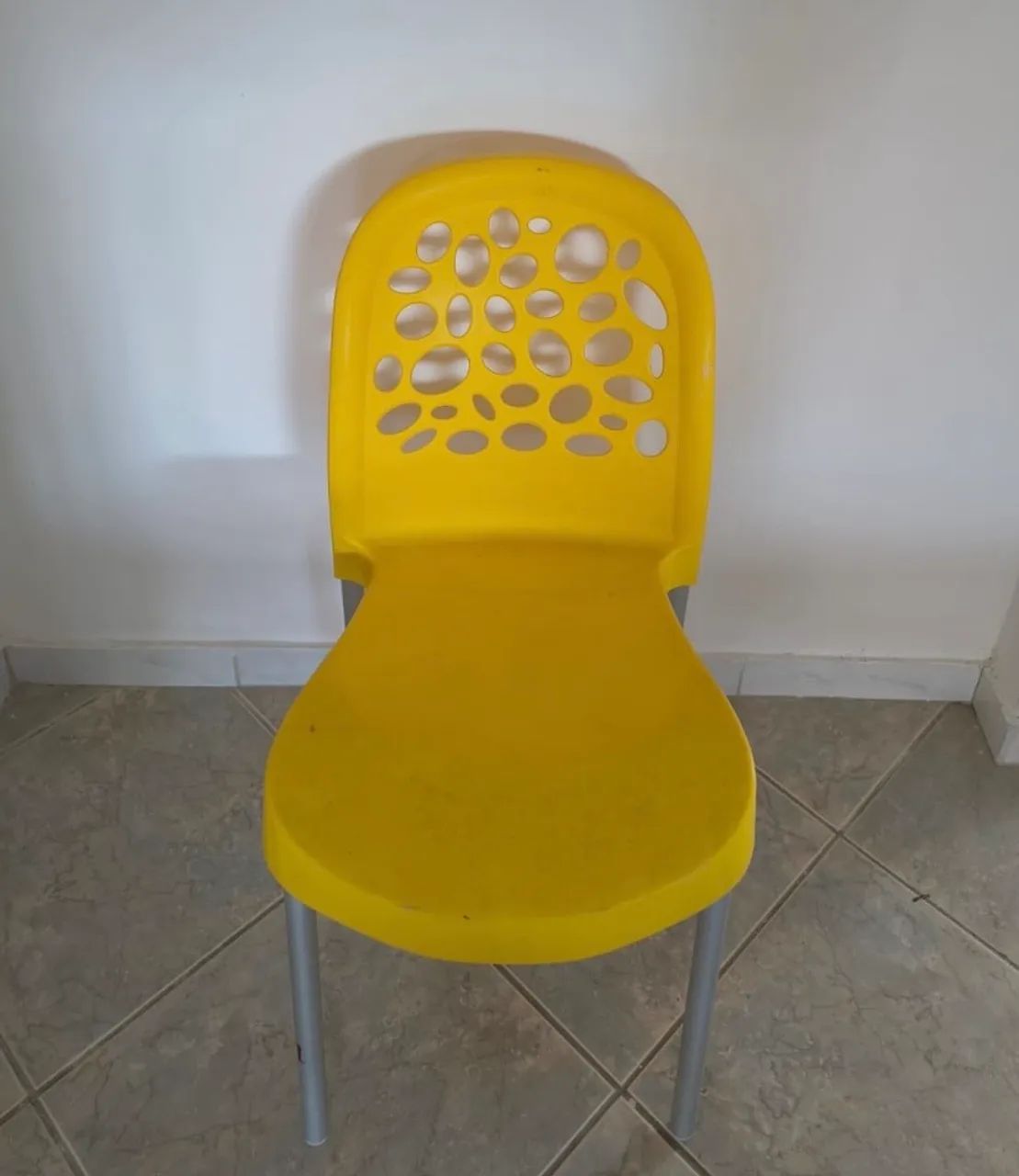 Cadeira Amarela de Plástico com Pés de Metal