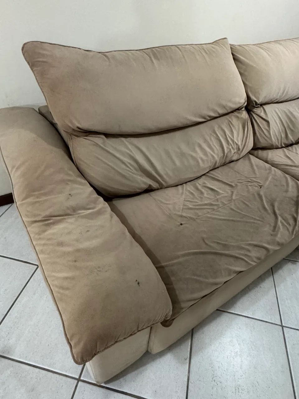 Sofá retrátil e reclinável 2,5 m - suede bege - Usado - BRINDE: mesa de vidro - Foto 4