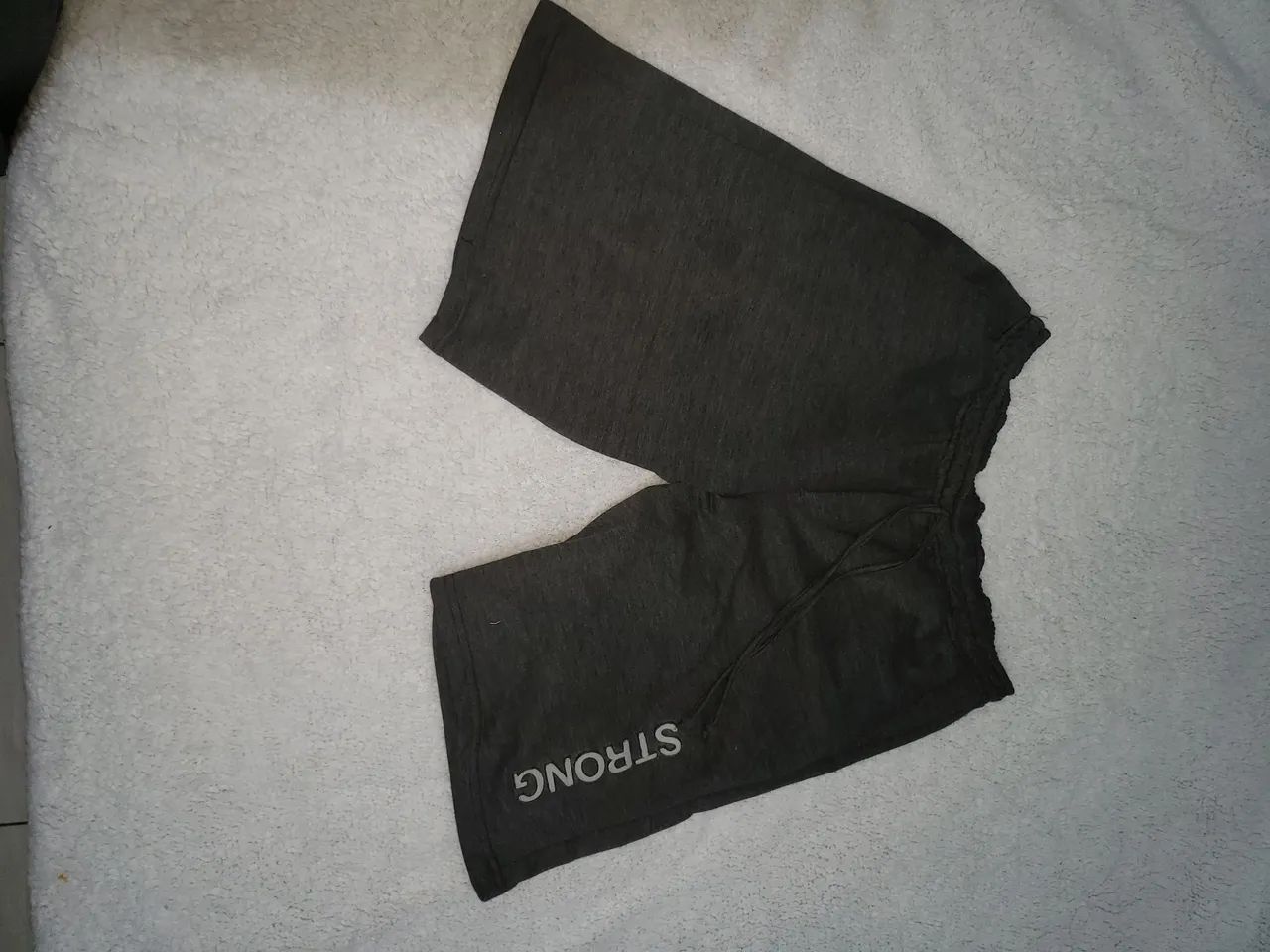 Shorts cinza do tamanho M