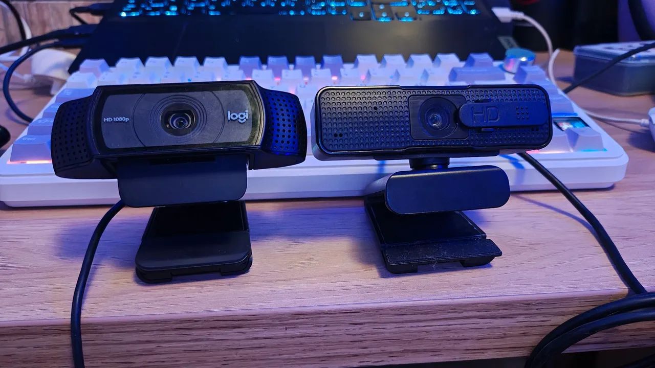 duas webcams umas marca Logitech a outra e uma urbe Cam generica