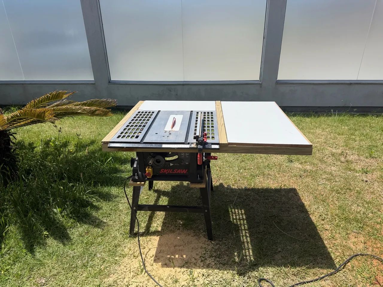Serra de mesa com mesa alongada 