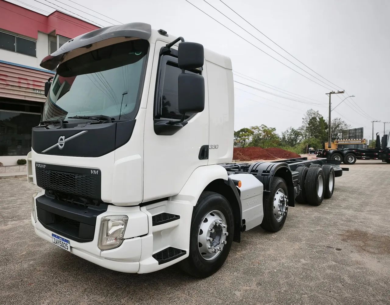 Volvo VM330 8x2 ano 2015 cambio manual 