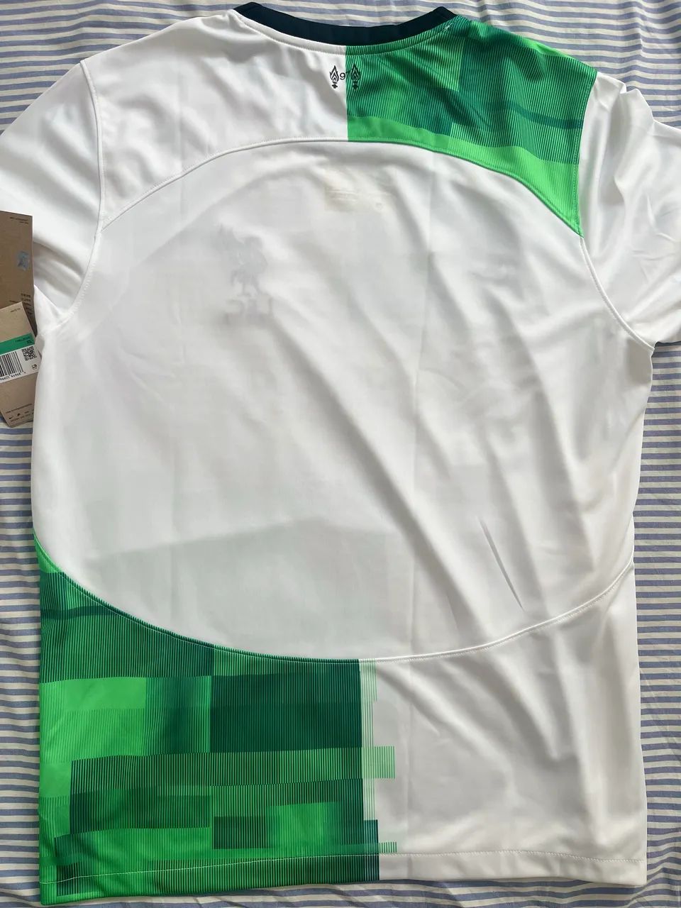 Camisa Liverpool Branco/Verde GG  23/24 - Foto 3