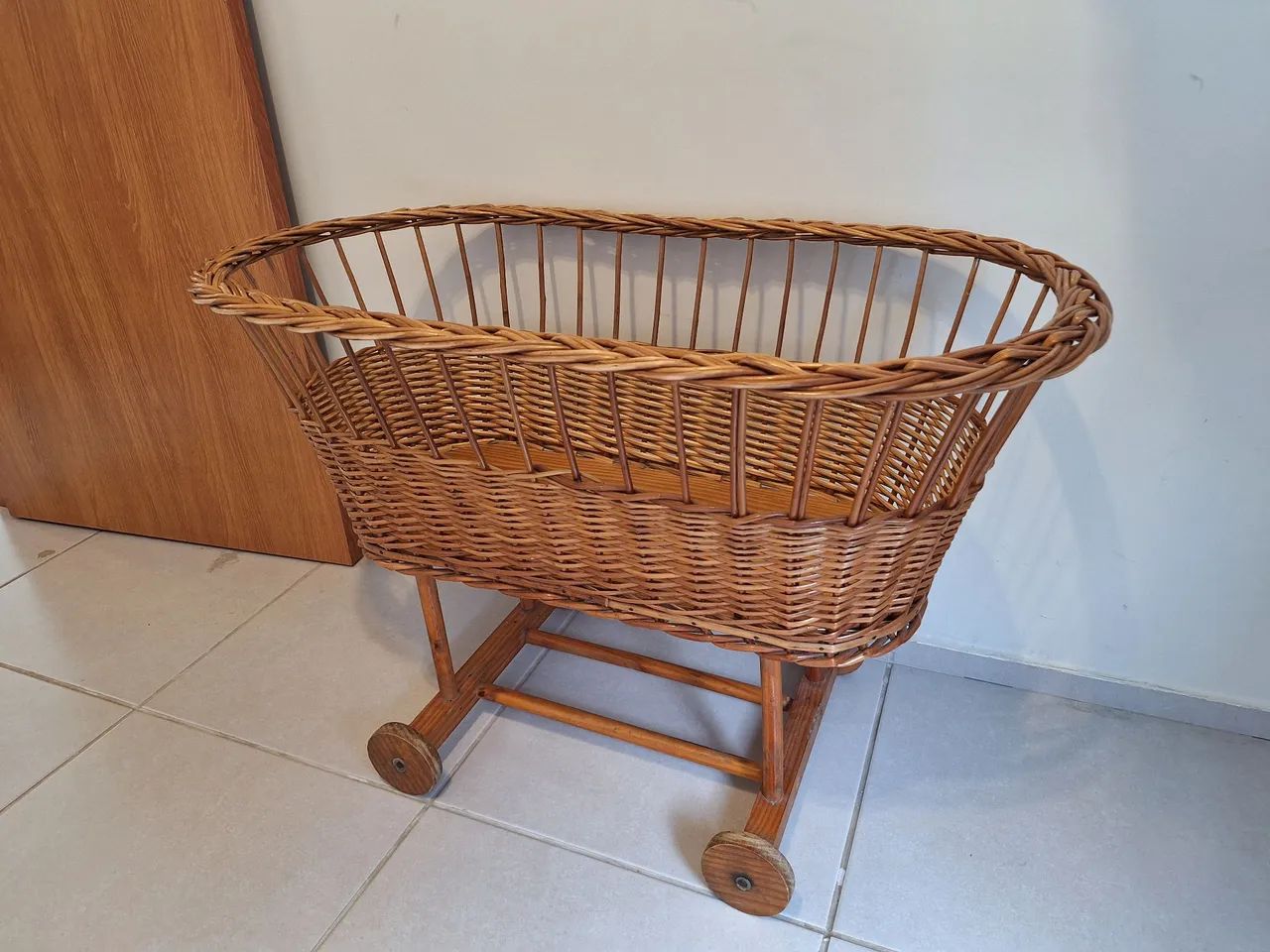 Berço Moisés de Vime com Rodinhas