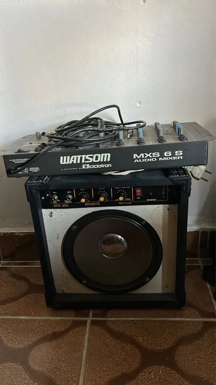 Mesa e Caixa de Som
