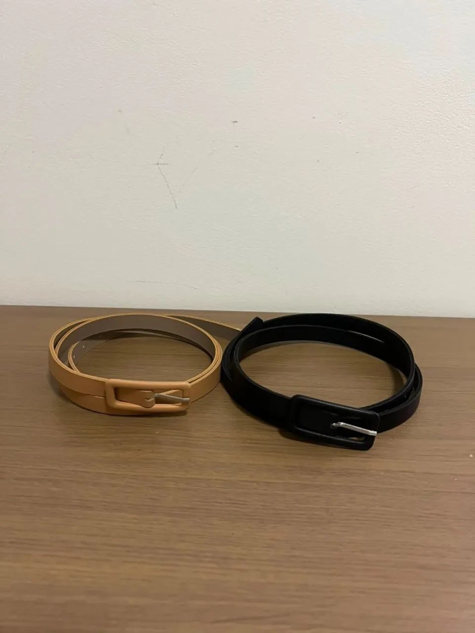2 Cintos (Bege e Preto) - Novo