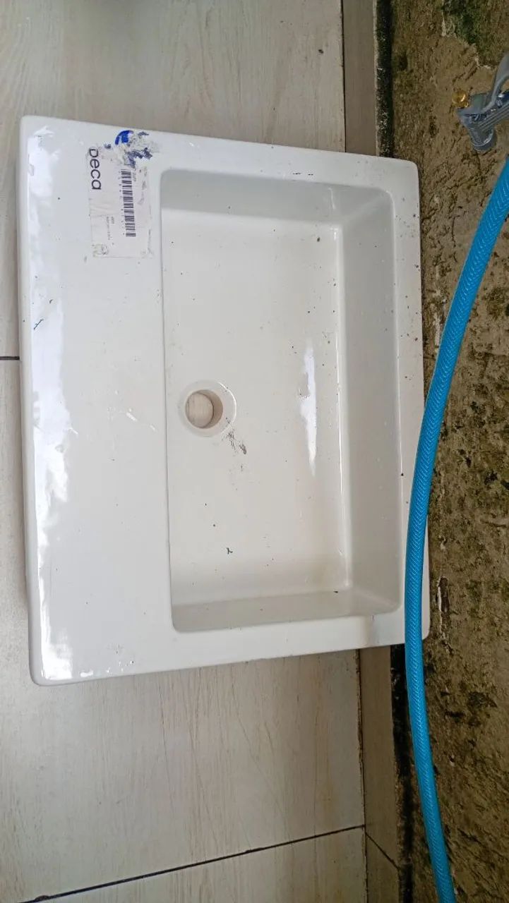 É tanque de louça elegante da Deca embutido