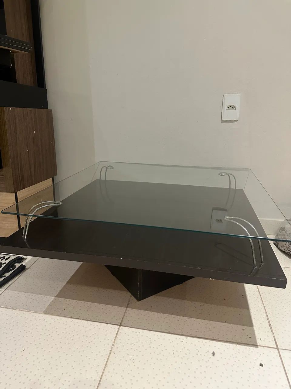 Mesa de centro com tampão de vidro