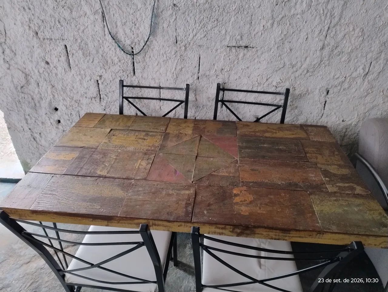 Mesa de madeira de demolição com 04 cadeiras de ferro  - Foto 4