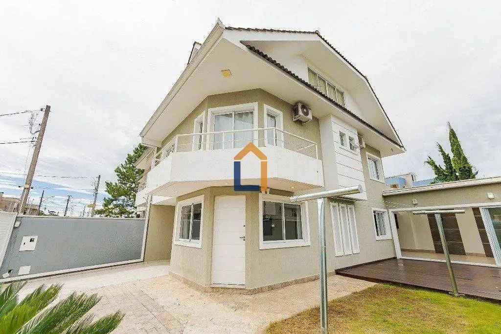 Sobrado com 210m² no bairro Atuba
