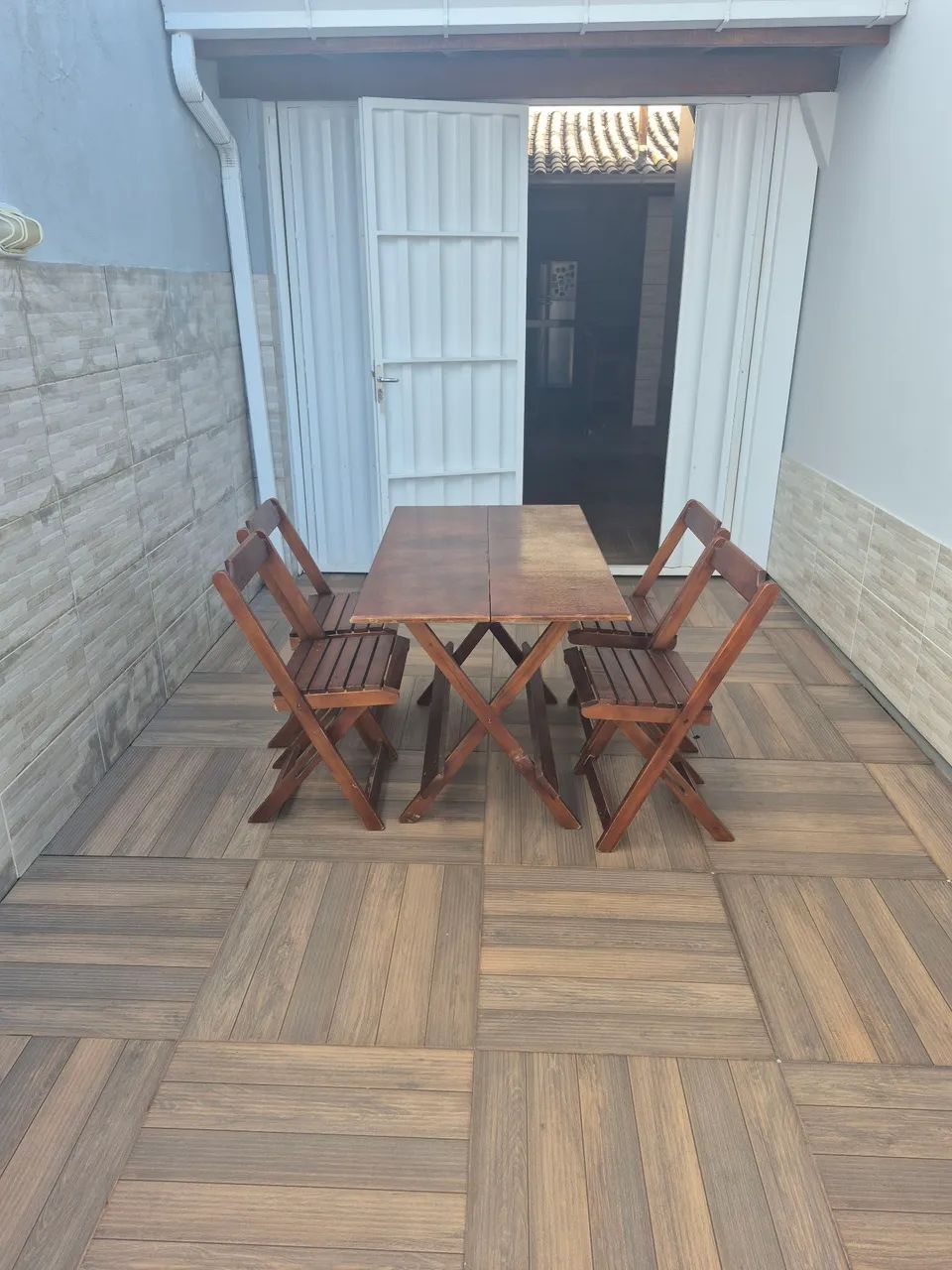 Mesa de Madeira com 4 cadeiras - Foto 3