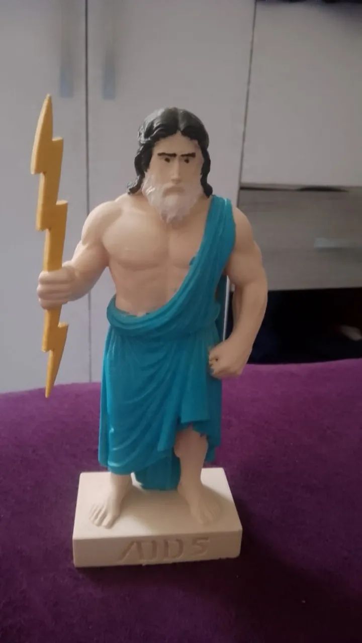 Boneco do ZEUS tamanho 18 centímetros. 