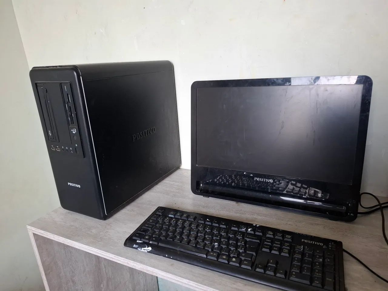 Computador com monitor positivo
